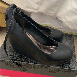 Black Wedges